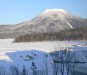 雌阿寒岳を望む湖畔の風景です。